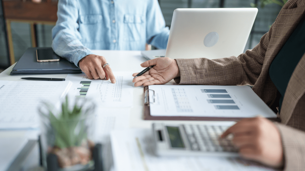 La transparencia y comunicación interna refuerzan la inclusión. Equipo hablando para entenderse y que todo vaya bien en la empresa